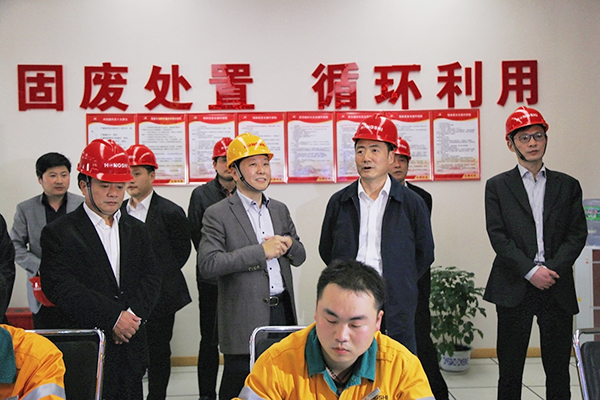 2016年3月，浙江省人大常委會副主任趙光君（右二，時任金華市委書記）來集團調(diào)研水泥窯協(xié)同處置固廢項目，肯定集團在“五水共治”、環(huán)境保護等方面作出的貢獻