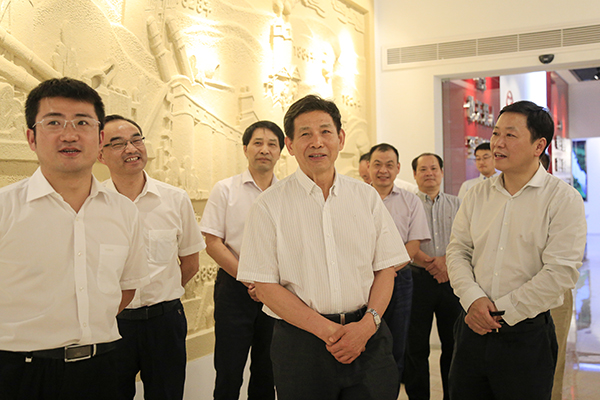 2017年9月，中國建筑材料聯(lián)合會會長喬龍德（中）來集團調(diào)研，充分肯定集團在創(chuàng)新驅(qū)動、綠色發(fā)展、“一帶一路”等方面取得的成績