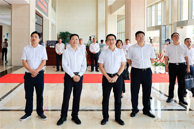 2022年8月，蘭溪市委書記戴翀(左三)來紅獅集團調(diào)研