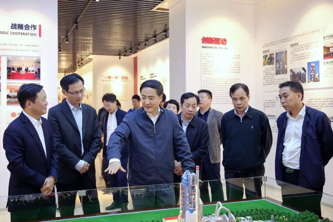 浙江省人大常委會副主任趙光君（左三）看望省人大代表、紅獅集團董事長章小華